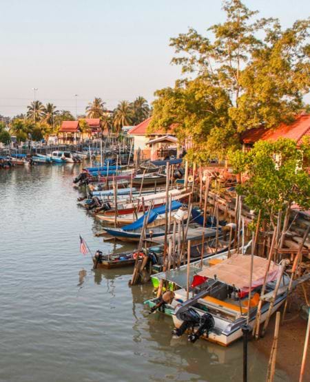 Både i traditionel fiskerlandsby i Melaka, Malaysia