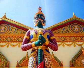 Farvestrålende hindustatue i Wat Chayamangkalaram-templet i George Town, Malaysia