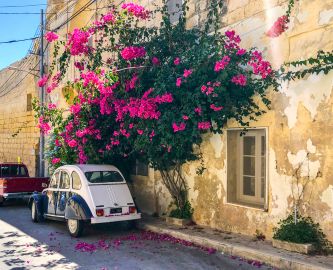 Bil parkeret på hyggelig gade på Malta