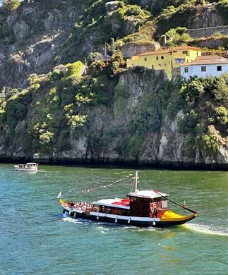 Båd på Douro-floden i Porto, Portugal