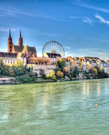 Basler Münster – katedralen i Basel, Schweiz, set fra Rhinen Basler Münster – katedralen i Basel, Schweiz, set fra Rhinen