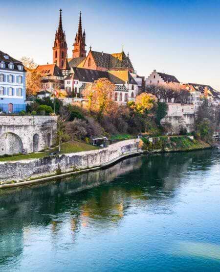 Basel med Münster Katedral, set fra Rhinen, Schweiz Basel med Münster Katedral, set fra Rhinen, Schweiz