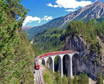 Det berømte tog Bernina Express på Landwasser-viadukten i Schweiz Det berømte tog Bernina Express på Landwasser-viadukten i Schweiz