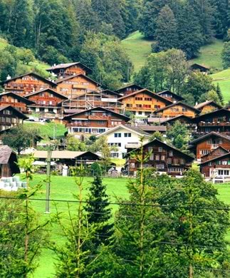 Typiske schweiziske chaleter i Schweiz Typiske schweiziske chaleter i Schweiz