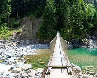 Punt da Suransuns er en hængebro beliggende i Viamala-kløften i Schweiz Punt da Suransuns er en hængebro beliggende i Viamala-kløften i Schweiz