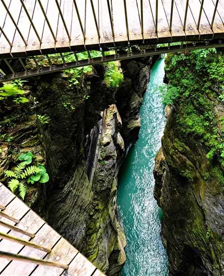 Den maleriske slugt Viamala nær Thusis, Schweiz Den maleriske slugt Viamala nær Thusis, Schweiz