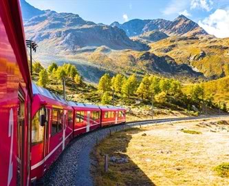 Bernina Express kører igennem det smukke, bjergrige landskab i Graubünden, Schweiz Bernina Express kører igennem det smukke, bjergrige landskab i Graubünden, Schweiz