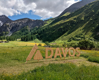 Udsigt over det smukke landskab, der omkranser Davos, Schweiz Udsigt over det smukke landskab, der omkranser Davos, Schweiz