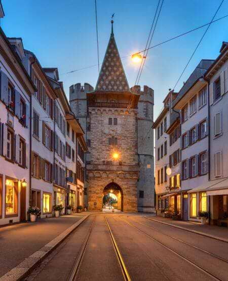 The Spalentor Gade i Basel, Schweiz, i aftenlys The Spalentor Gade i Basel, Schweiz, i aftenlys