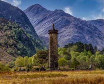 Glenfinnan-monumentet, der er rejst til minde om de højlandsskotter, der døde i det fejlslåede jakobineroprør i 1745