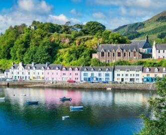 Skyes hovedby, Portree, set fra vandsiden, Skotland