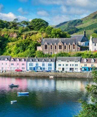 Farverige huse på kystpromenaden i Portree på Isle of Skye, Skotland