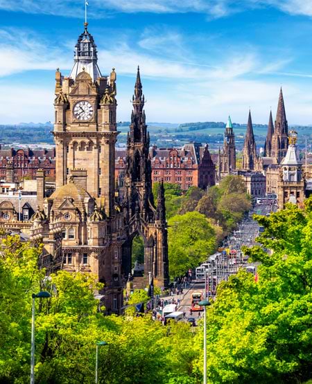 Edinburgh, Skotland, med Scott Monument og Edinburgh Castle i forgrunden