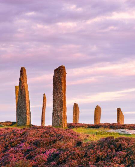 Forhistoriske Ring of Brodgar i solnedgang, Skotland