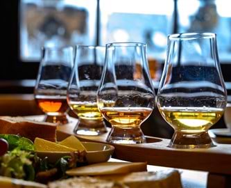 Bord dækket op til Whisky-smagning i Skotland.
