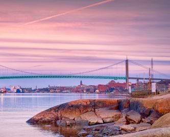 Solnedgang og lyserød himmel over skørgården ud for Göteborg, Sverige