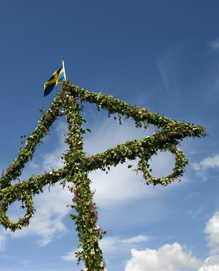 Majstang mod blå himmel under den svenske midsommerfejring