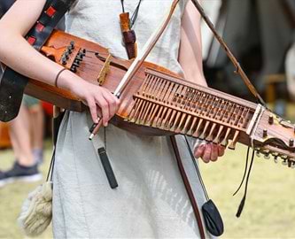 Det svenske nationalinstrument, en nyckelharpa – på dansk nøgleharpe