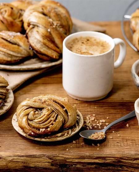 Kaffe med en svensk kanelsnorre til Kaffe med en svensk kanelsnorre til
