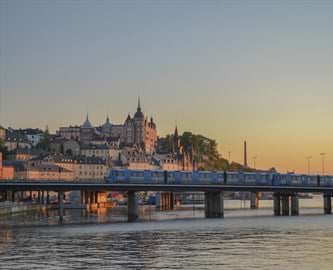 Tog på vej ind til Stockholm, Sverige Tog på vej ind til Stockholm, Sverige
