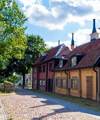 Hyggelig gade med farverige huse i Södermalm, Stockholm Hyggelig gade med farverige huse i Södermalm, Stockholm