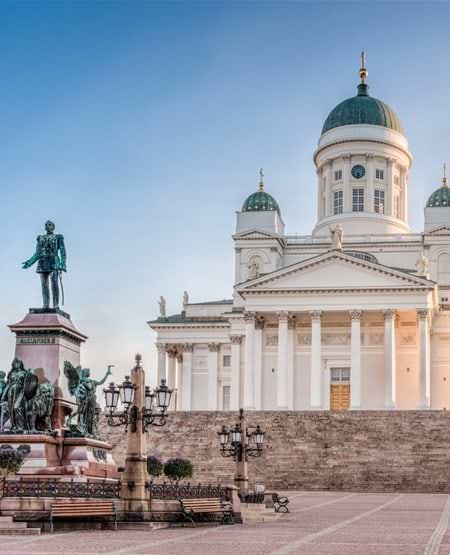 Helsinkis domkirke, Storkirken med statuen Zar Alexander ll på torvet foran. Helsinkis domkirke, Storkirken med statuen Zar Alexander ll på torvet foran.