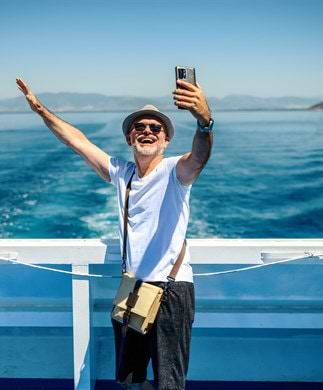 Mand som tager selfie på Cruise i Østersøen Mand som tager selfie på Cruise i Østersøen