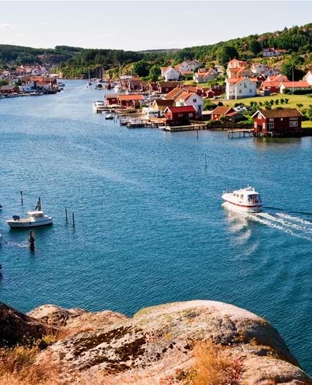 Udsigt over den svenske skærgård med skibe og hyggelige huse Udsigt over den svenske skærgård med skibe og hyggelige huse
