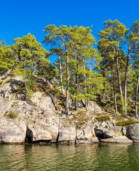 klippeskær og blå himmel i den svneske skærgård, Sverige