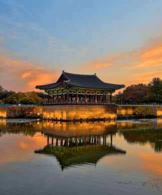 Smukt aftenlys over Anapji-dammen i Gyeongju, Sydkorea Smukt aftenlys over Anapji-dammen i Gyeongju, Sydkorea
