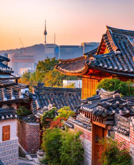 Traditionelle huse og udsigt til N Seoul Tower fra landsbyen Bukchon Hanok, Seoul, Sydkorea Traditionelle huse og udsigt til N Seoul Tower fra landsbyen Bukchon Hanok, Seoul, Sydkorea
