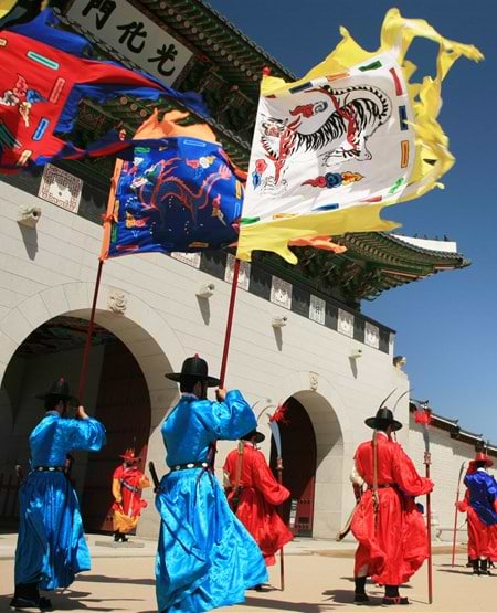 Vagtskifte ved det gamle kejserpalads i Seoul – Gyeongbokgung, Sydkorea Vagtskifte ved det gamle kejserpalads i Seoul – Gyeongbokgung, Sydkorea