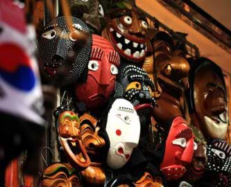 Traditionelle Hahoe-masker i maskebyen Hahoe i Sydkorea Traditionelle Hahoe-masker i maskebyen Hahoe i Sydkorea