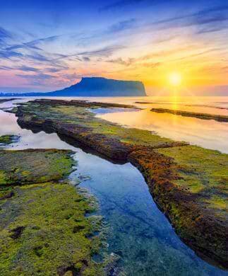 Seongsan Ilchulbong, også kendt som ”Sunrise Peak”, på Jeju Island i Sydkorea Seongsan Ilchulbong, også kendt som ”Sunrise Peak”, på Jeju Island i Sydkorea