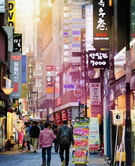 Myeongdong-gaden, der er et af Seouls mest populære shoppingdistrikter, Sydkorea Myeongdong-gaden, der er et af Seouls mest populære shoppingdistrikter, Sydkorea