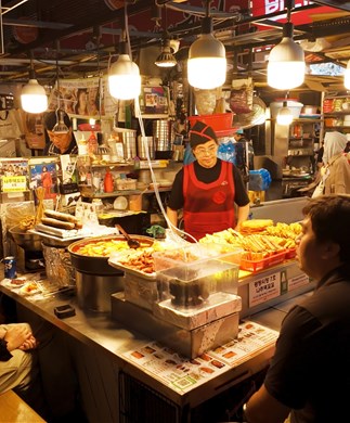 Sydkoreansk street food i gaden Insadong i Seoul, Sydkorea Sydkoreansk street food i gaden Insadong i Seoul, Sydkorea