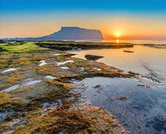 Seongsan Ilchulbong, også kendt som ”Sunrise Peak”, på Jeju Island, Sydkorea Seongsan Ilchulbong, også kendt som ”Sunrise Peak”, på Jeju Island, Sydkorea