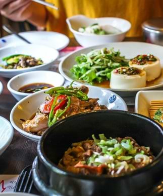 Traditionel koreansk mad på et bord i Sydkorea Traditionel koreansk mad på et bord i Sydkorea