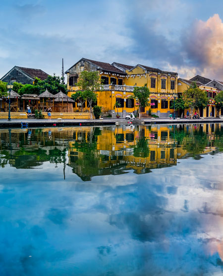 Bygninger i den velbevarede gamle bydel i Hoi An spejler i vandet, Vietnam