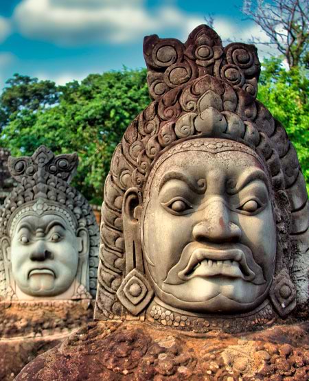 Statuer af dæmoner (Asuras) ved indgangen til Bayon-templet i Angkor Thom, Cambodja