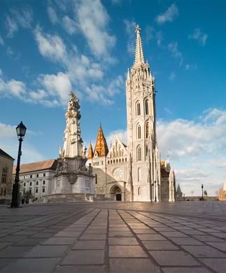 Udsigt over den gotiske Mathias-kirke og Treenighedspladsen Budapest, Ungarn