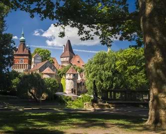 Udsigt fra Byparken til Vajdahunyad-pladsen i Budapest, Ungarn