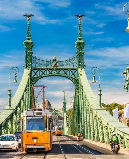 Liberty Bridge og sporvogn i Budepest, Ungarn