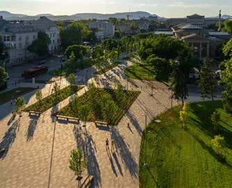 Udsigt ned over hyggelig park i Budapest, Ungarn