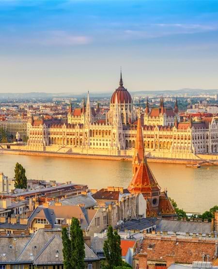 Udsigt over Donau og den imponerende Parlamentsbygning i Budapest, Ungarn