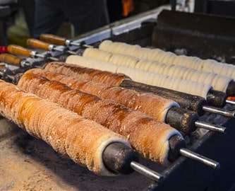 Den traditionelle kage Trdelnik på spyd i Budapest, Ungarn