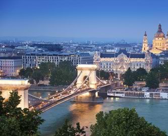 Udsigt_til_Budapest_med_Chain_Bridge_og_St_Stephens_Basilica_333-270