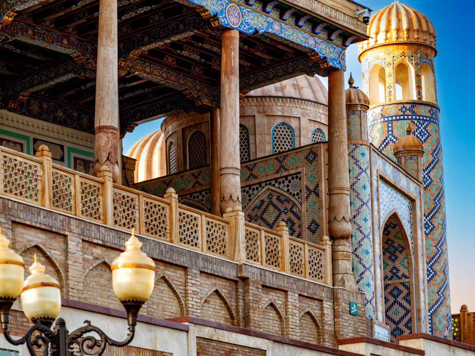 Flot arkitektur med træudskæringer og kupler i Samarkand, Usbekistan