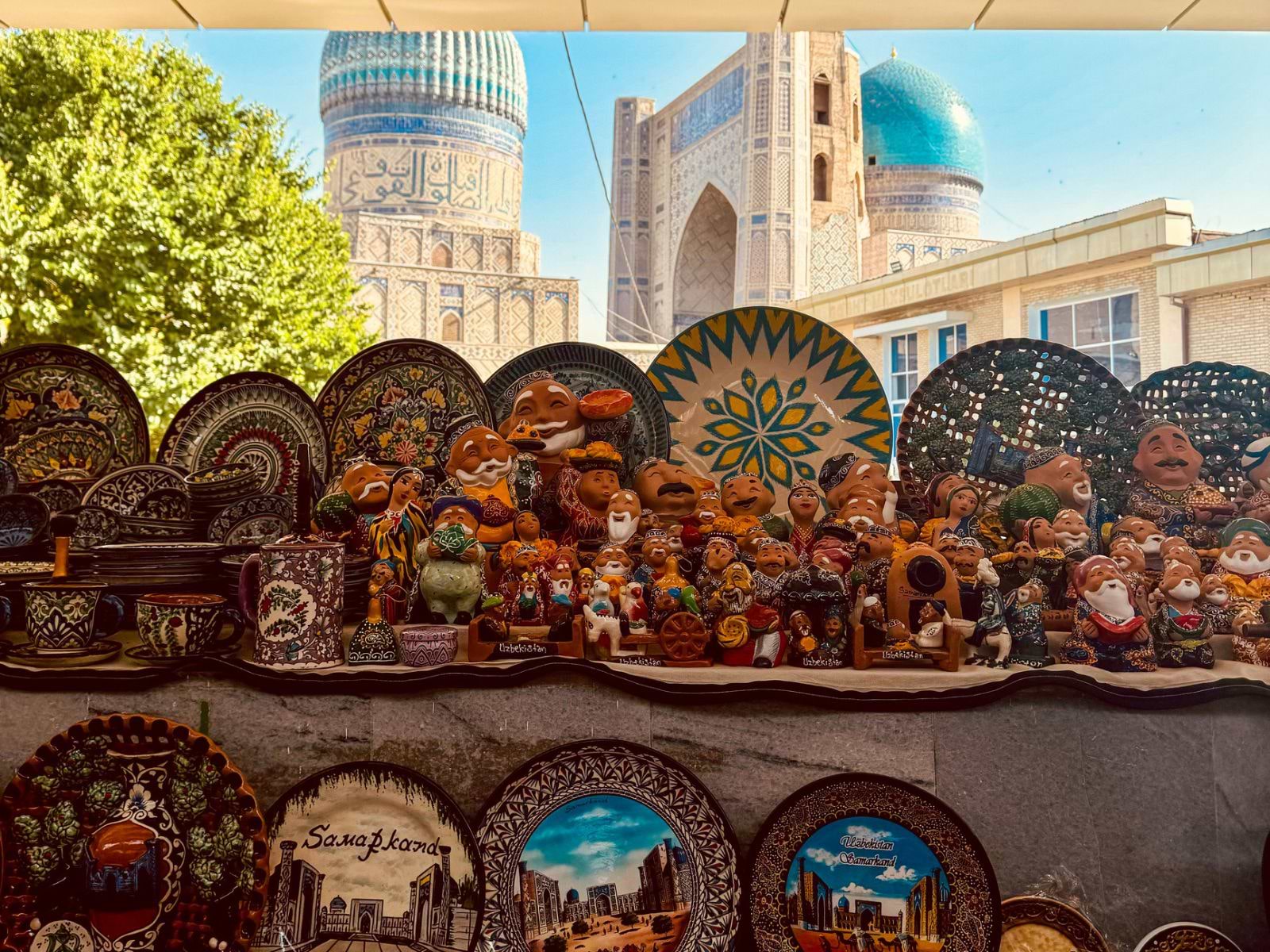 Bod med keramik og Samarkands smukke blå kupler i baggrunden, Usbekistan