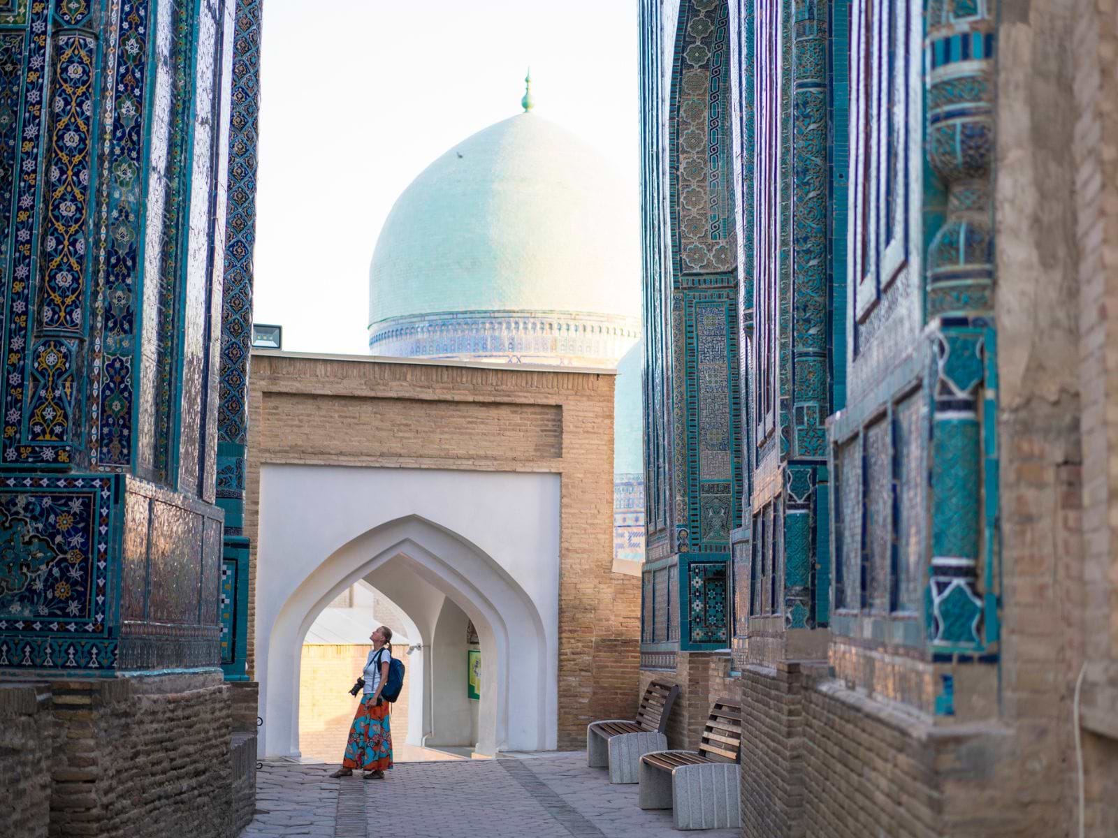Rejsende ved Shah-I-Zinda Mausoleum i Samarkand, Usbekistan